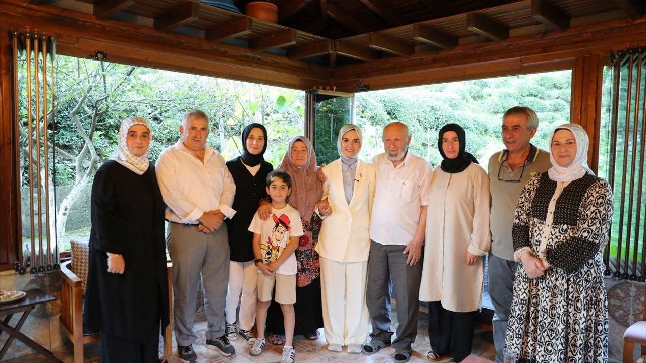 Aile ve Sosyal Hizmetler Bakanı Göktaş, Rize'de 63 Yıllık Evliliği Kutladı