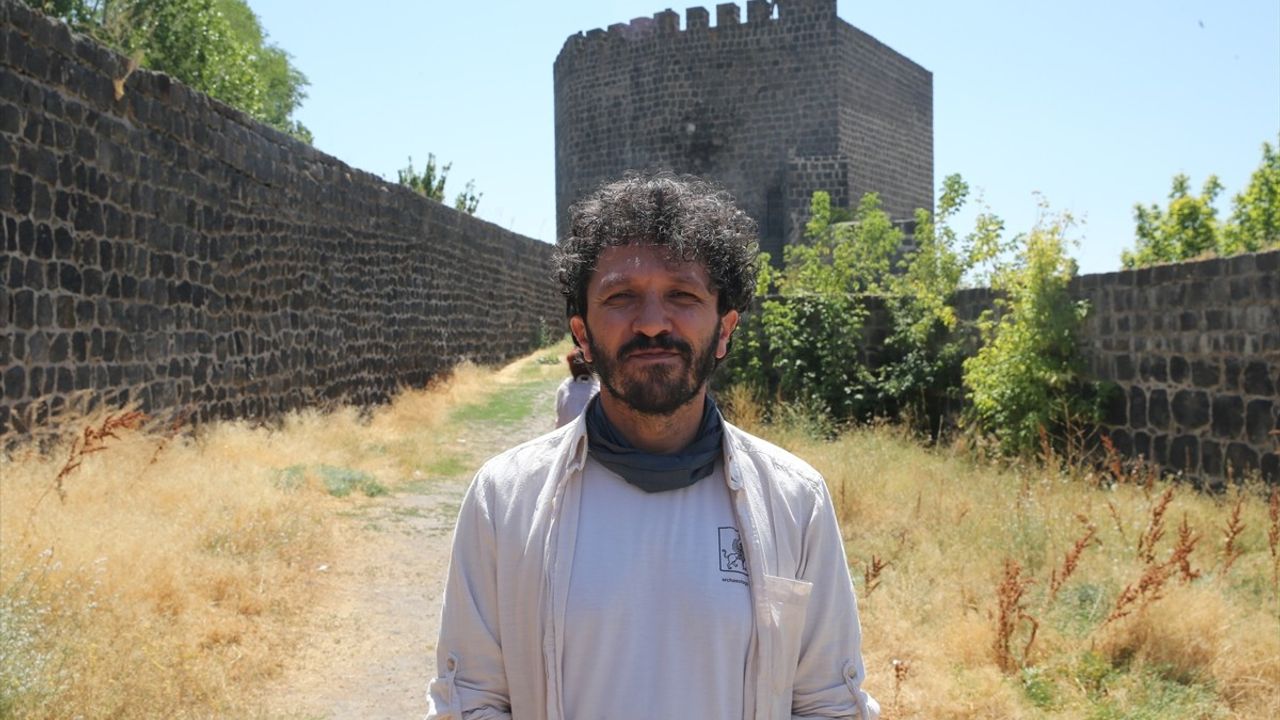 Akademisyenler Malazgirt Kalesi'nde Tarihi Kazılar Yapıyor