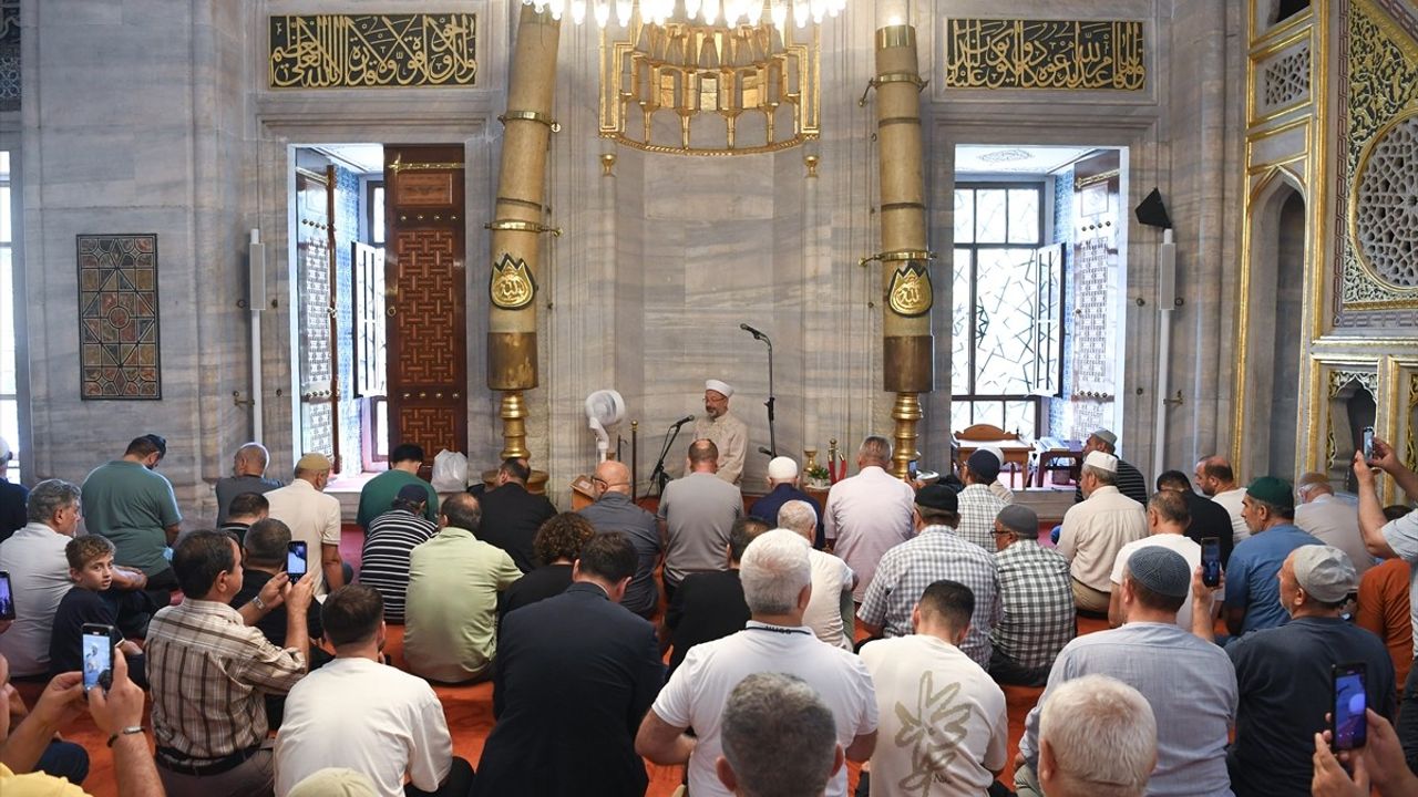 Ali Erbaş, İstanbul Yeni Cami'de Namaz Kıldırdı
