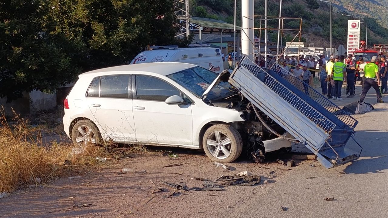 Amasya'da Otomobil ve Tarım Aracının Çarpışması: 2 Ölü, 6 Yaralı