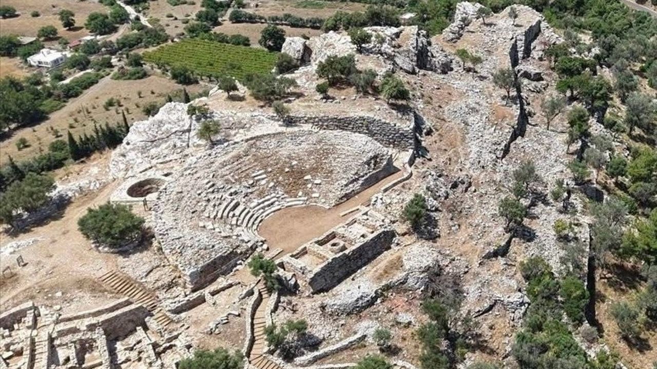 Amos Antik Tiyatrosu Kazıları Hızla Devam Ediyor