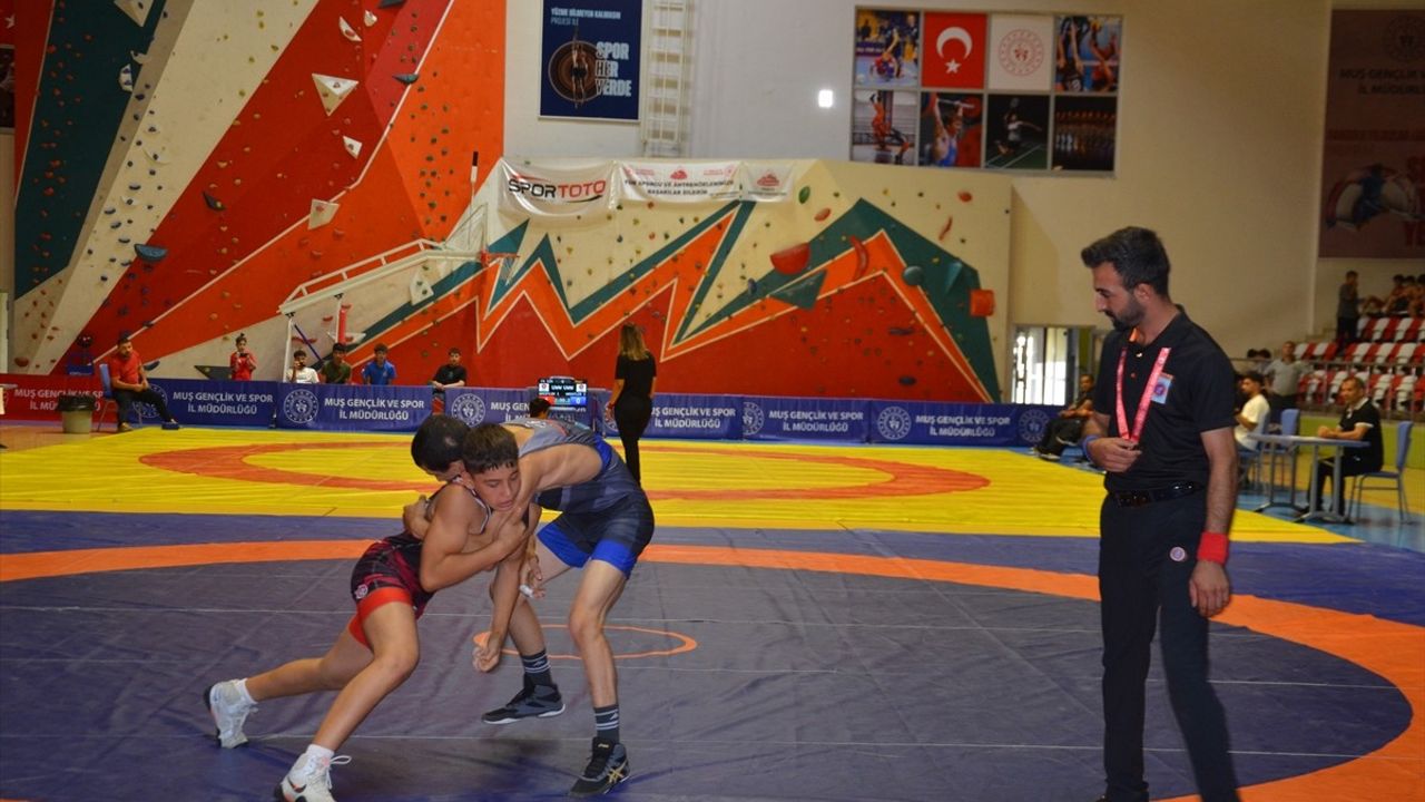 Anadolu Yıldızlar Ligi Güreş Müsabakaları Muş'ta Başladı