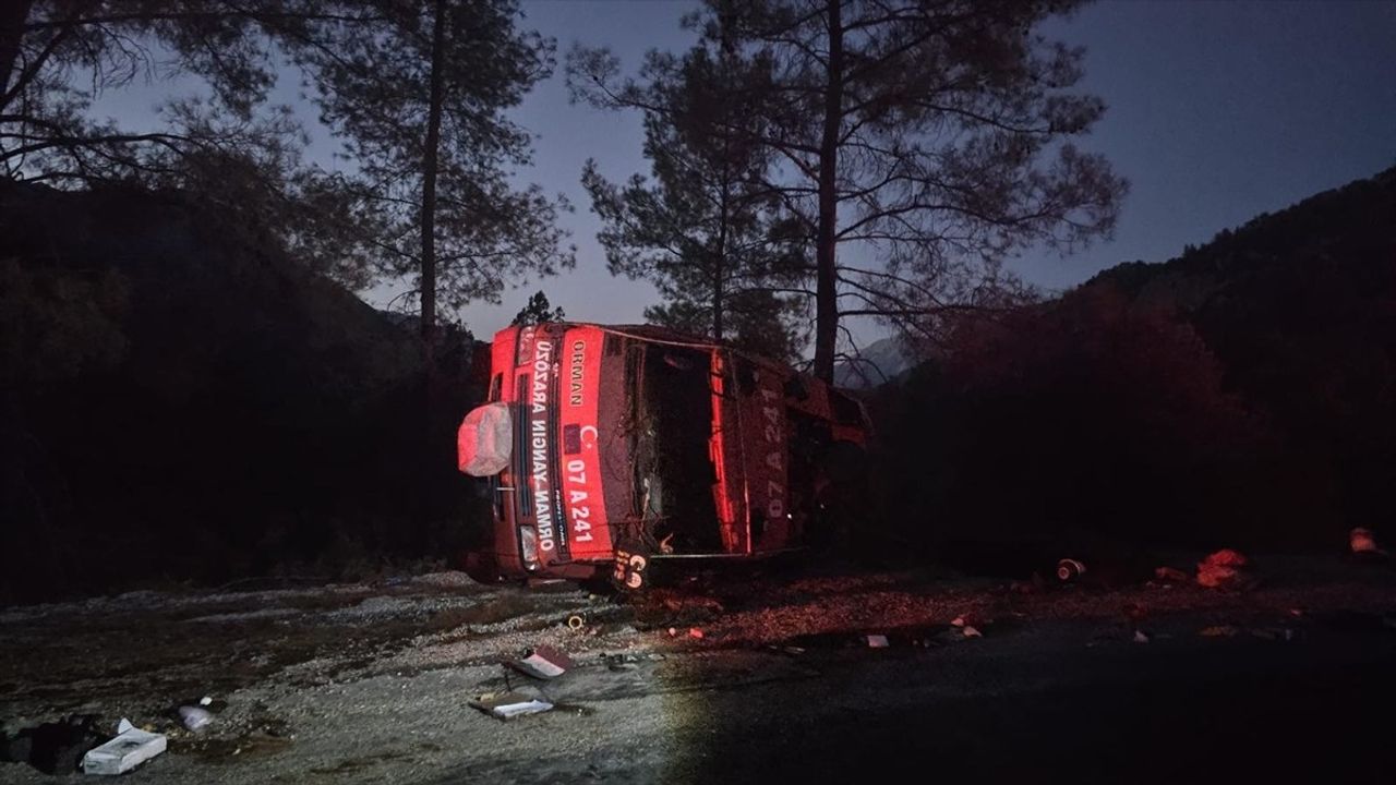 Antalya'da Arazöz Devrildi, İki Kişi Yaralandı