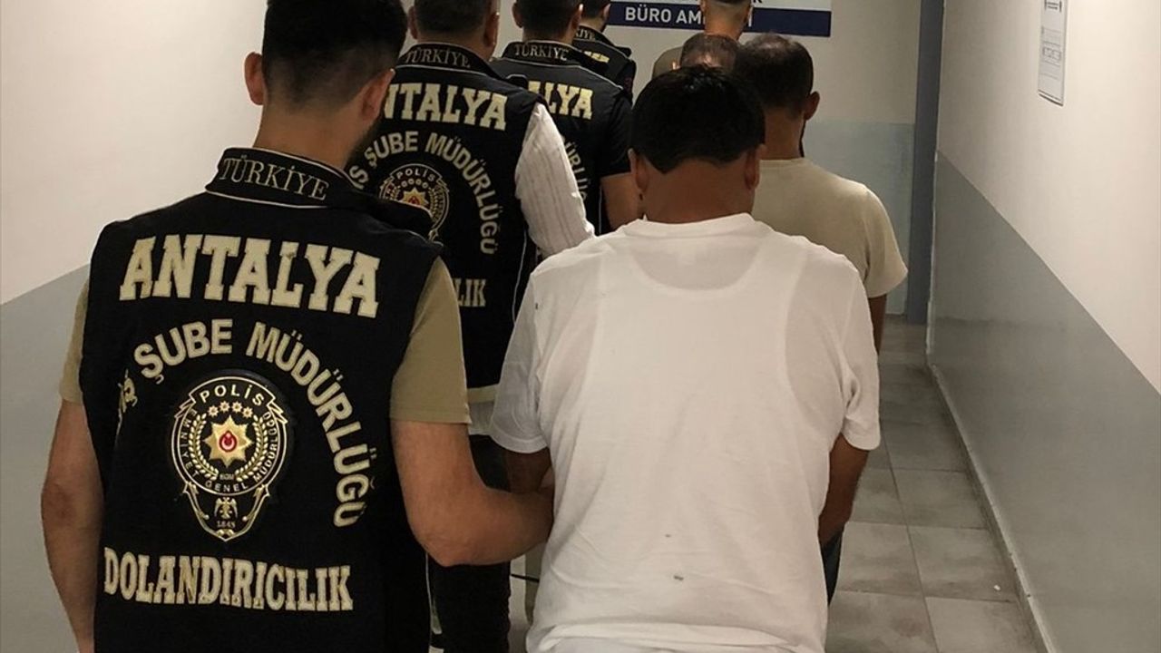 Antalya'da Dolandırıcılara Darbe: 4 Şüpheli Tutuklandı