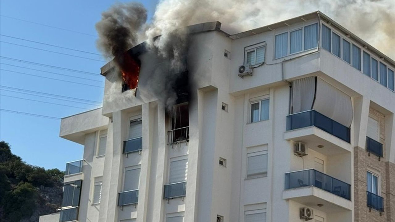 Antalya'da Dubleks Dairede Yangın Çıktı