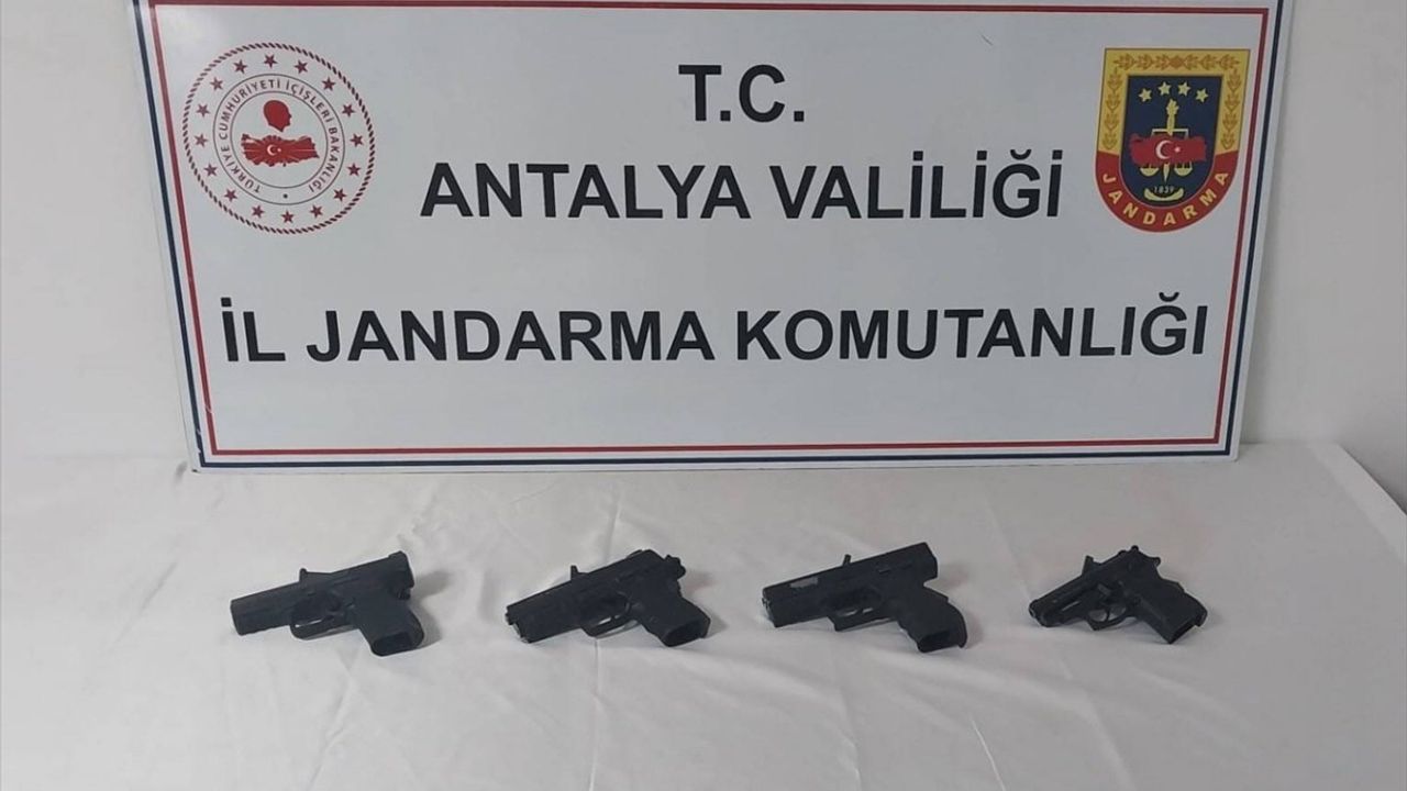 Antalya'da Kaçak Silah Operasyonu: 4 Kişi Gözaltında