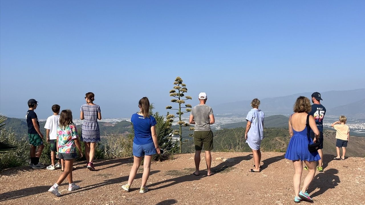 Antalya'da Nadir Çiçek Açan Agave Bitkisi Turistlerin Ilgisiyle Karşılandı