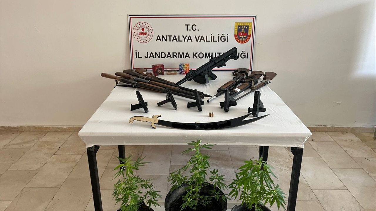 Antalya'da Ruhsatsız Silah Operasyonu: 5 Gözaltı