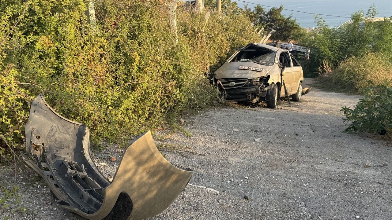 Antalya'da Şarampole Devrilen Araçta Sürücü Yaralandı