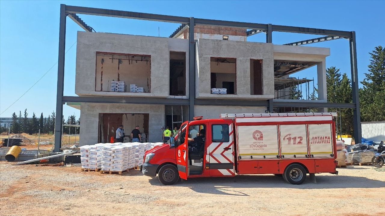 Antalya'da Su Kuyusundaki Kazada İşçi Yaralandı