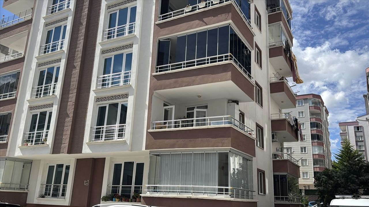 Atakum'da Perde Takarken Düşen Genç Kız Hastaneye Kaldırıldı