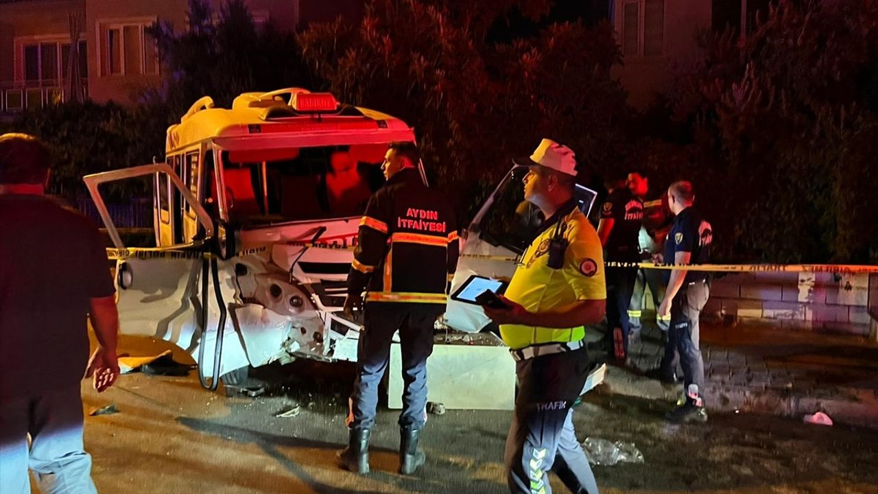 Aydın'da Minibüs ve Otomobil Çarpıştı: 11 Yaralı