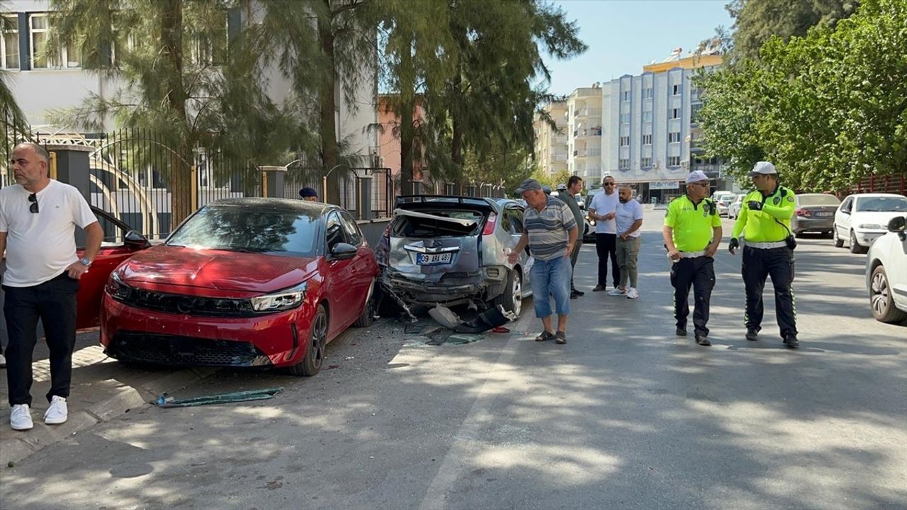Aydın'da Park Kazası: 5 Araç Hasar Gördü
