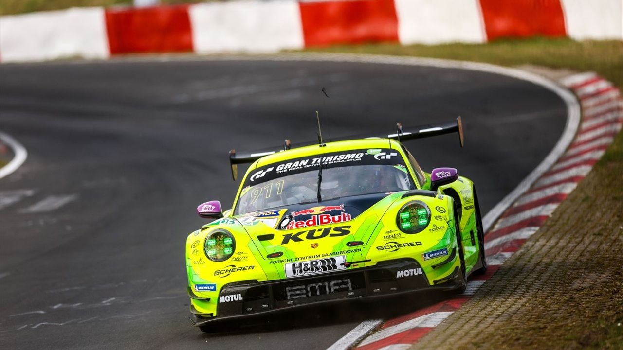 Ayhancan Güven Almanya'da GT World Challenge Yarışında