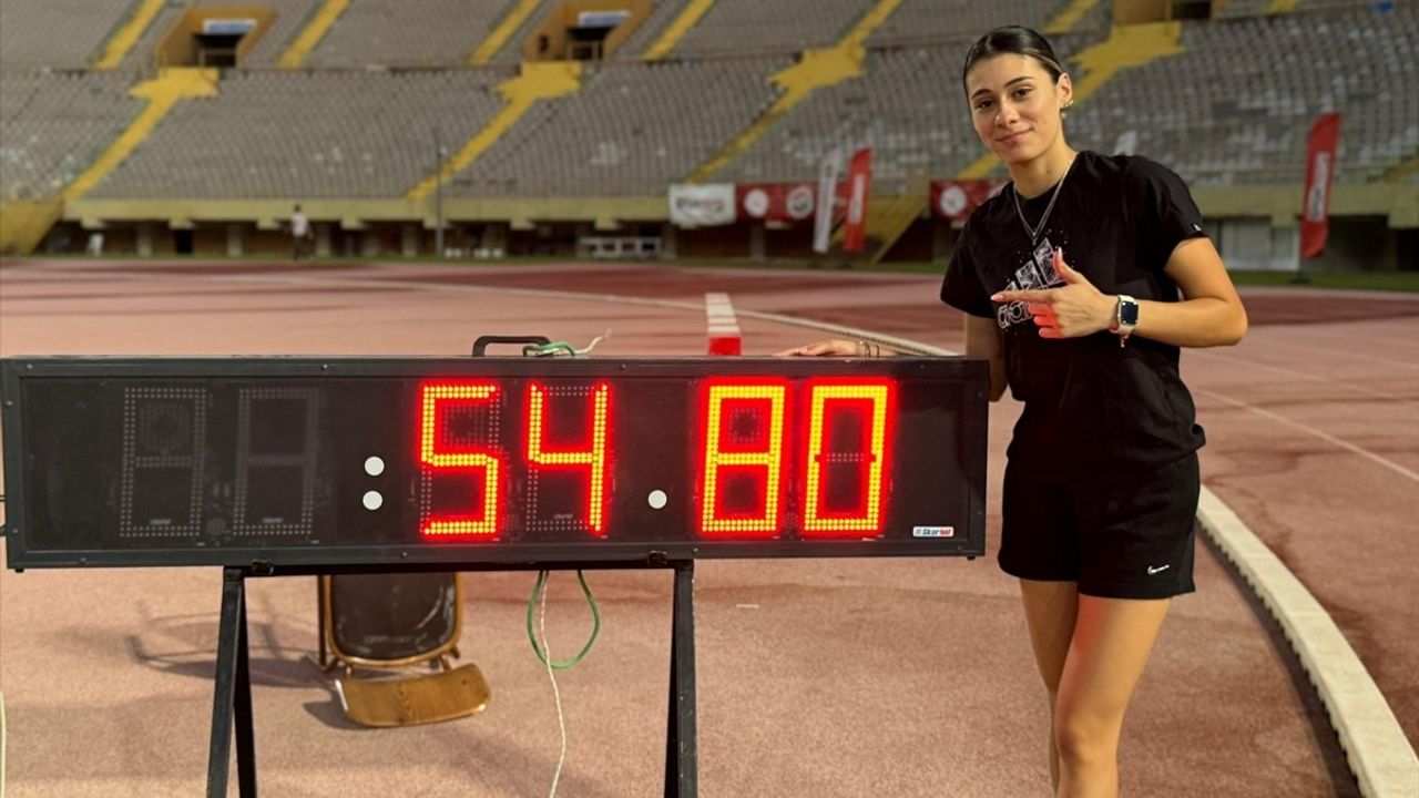 Aysel Önder 400 Metrede Dünya Rekoru Kırdı