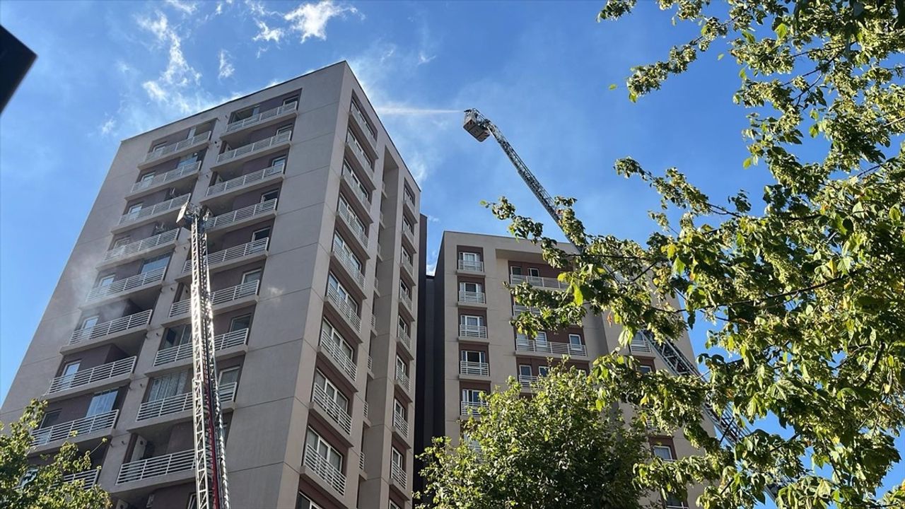 Bağcılar'da 13 Katlı Bina Çatısında Yangın Çıktı