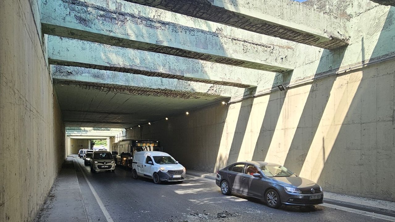 Bağcılar'da Alt Geçitteki Düşen Betonlar Trafiği Olumsuz Etkiledi