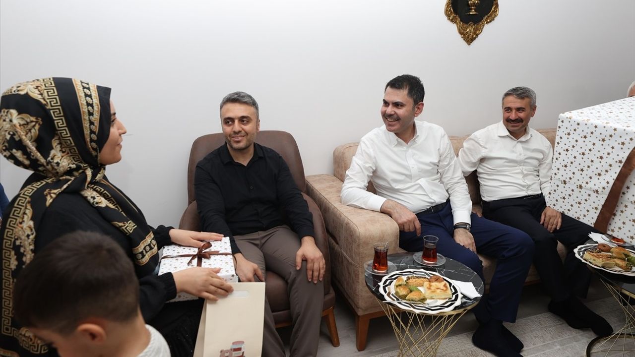 Bakan Murat Kurum, Depremzedeleri Ziyaret Etti