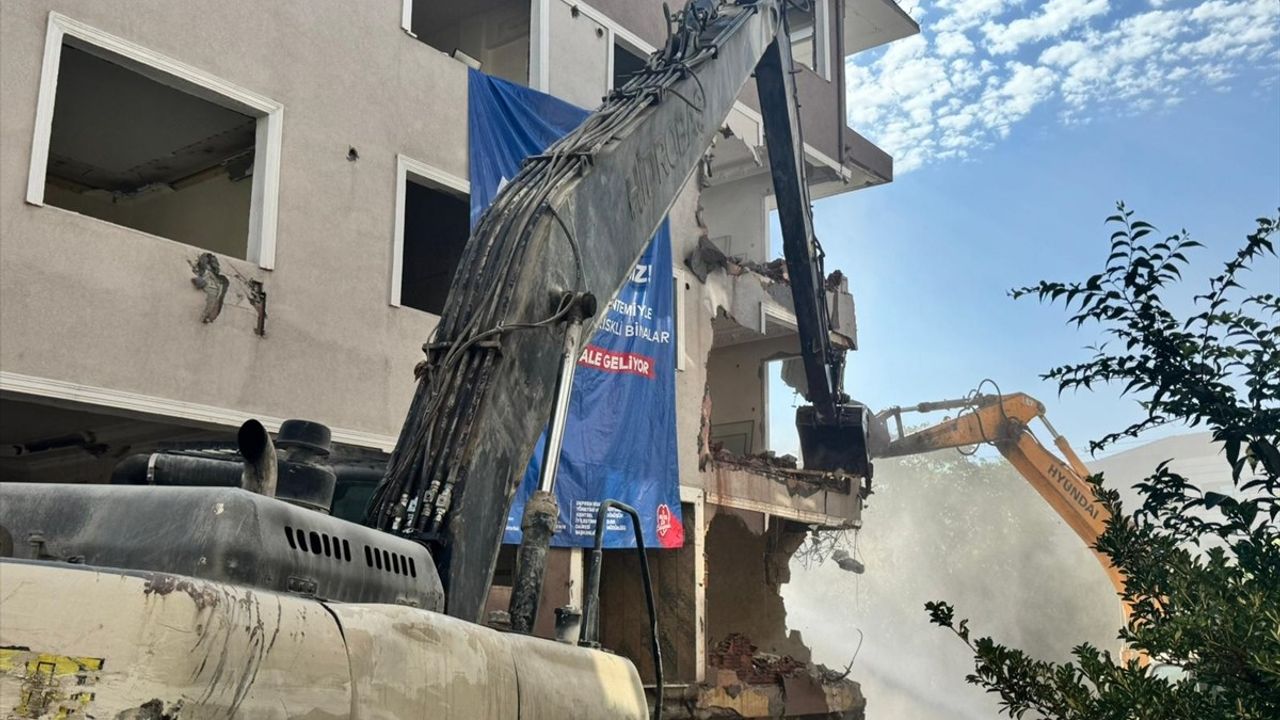 Bakırköy'de Kentsel Dönüşüm: Yüksek Riskli Bina Yıkıldı