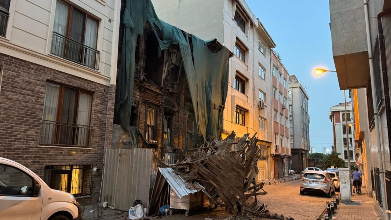 Bakırköy'de Metruk Binada Kısmi Çökme Olayı