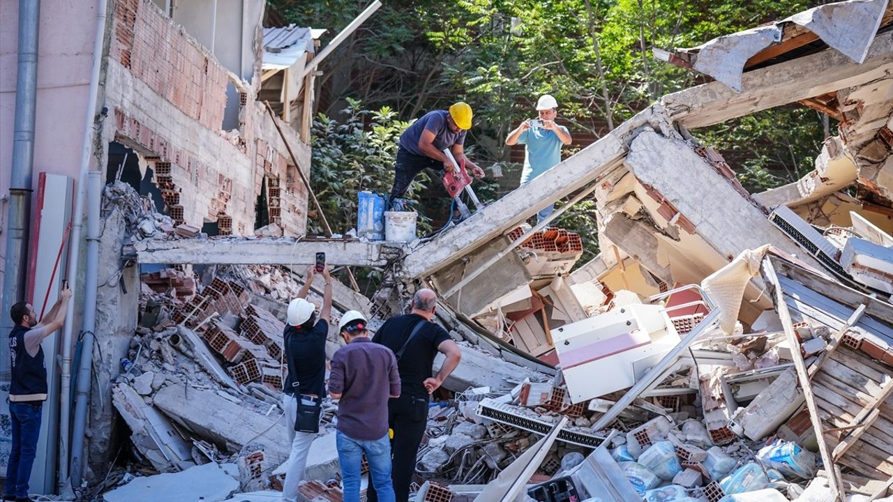 Balıkesir'de Deprem Sonrası Enkaz Kaldırma Çalışmaları Başladı
