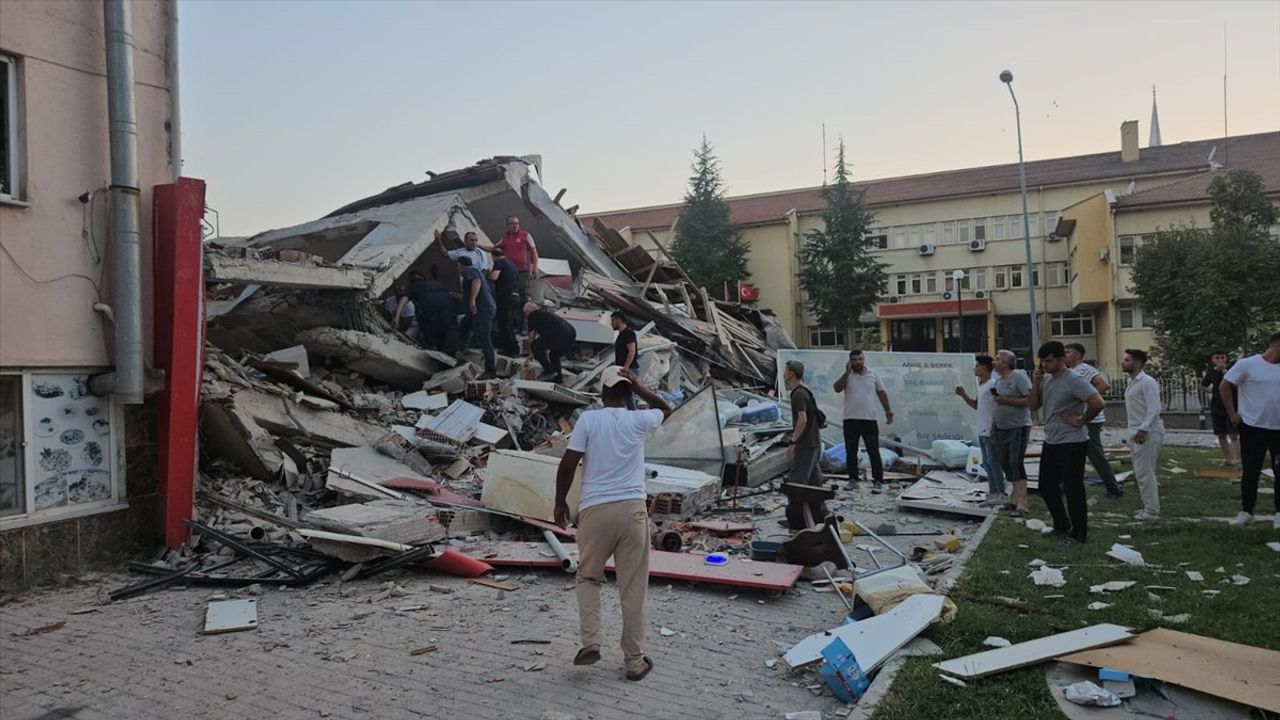 Balıkesir'de Şiddetli Deprem: 6,1 Büyüklüğünde Sarsıntı