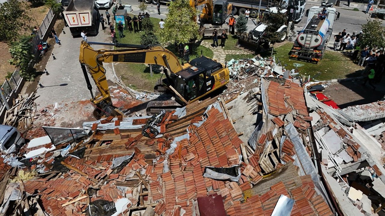 Balıkesir'deki 6.1 Büyüklüğündeki Deprem Sonrası Enkaz Kaldırma Çalışmaları Başladı