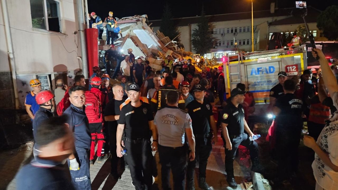 Balıkesir Depreminde Enkaz Altında Bir Kurtuluş Daha