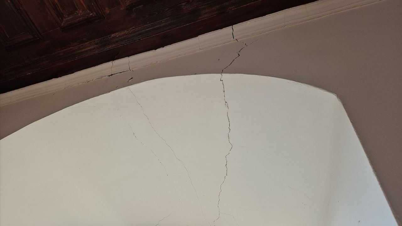 Balıkesir Sındırgı'da Deprem Anı Güvenlik Kamerasında
