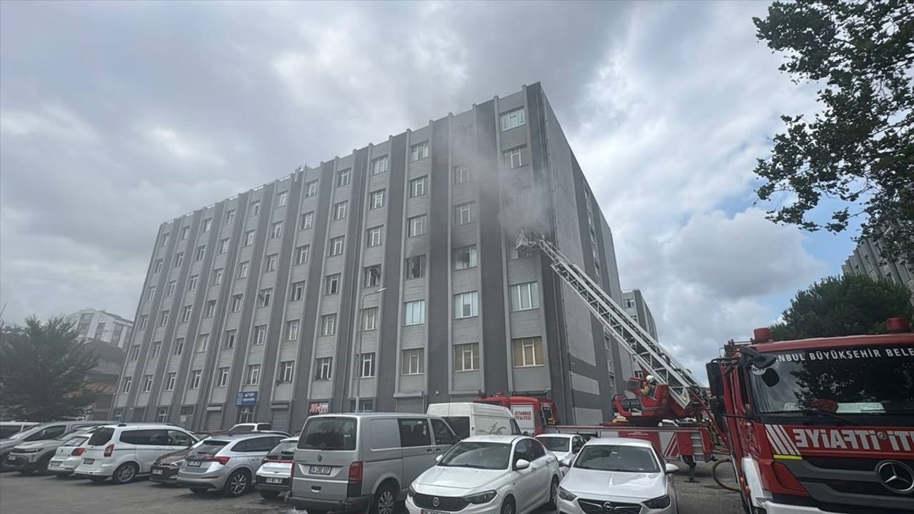 Başakşehir'deki Çorap İmalathanesinde Yangın