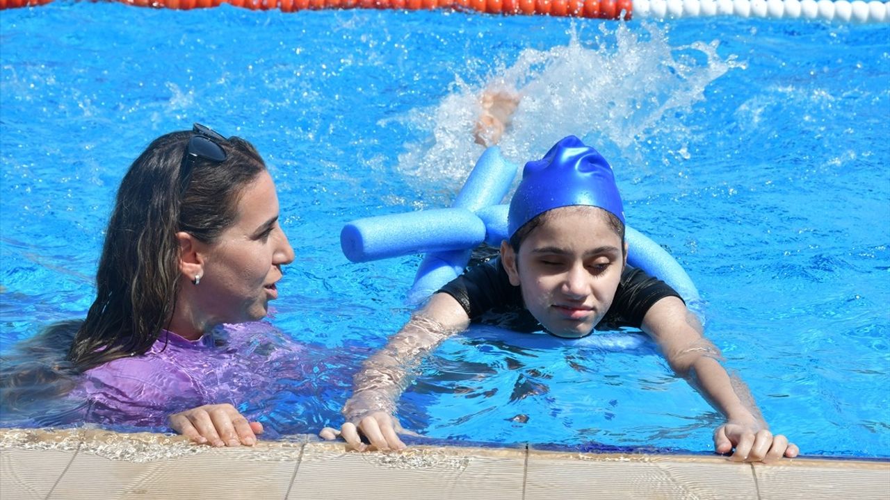 Batman'da Görme Engelli Çocuklar İçin Özel Yüzme Kursu