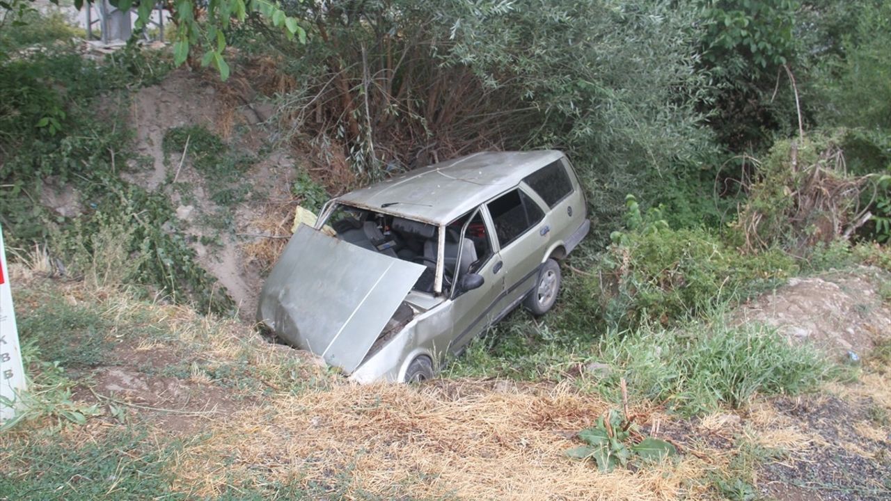 Beyşehir'de Su Kanalına Düşen Araçta 3 Yaralı