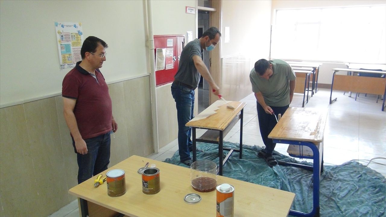 Bitlis'te Öğretmenler Okul Sıralarını Yeniledi