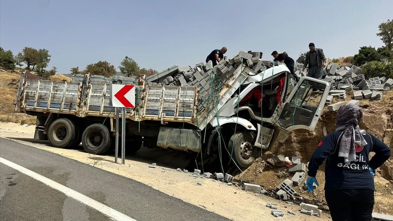 Bitlis'te Trafik Kazası: Briket Yüklü Kamyon Kayaya Çarptı