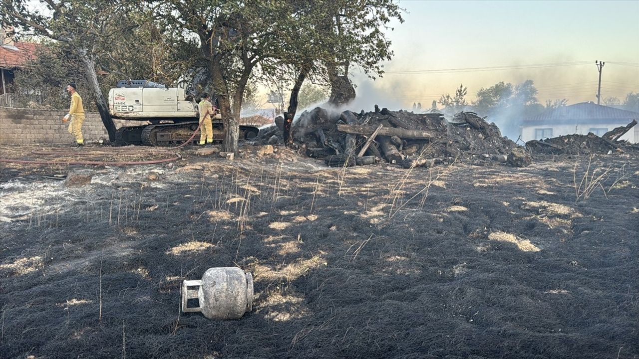 Bolu'da Tarla Yangını 3 Evi Küle Çevirti