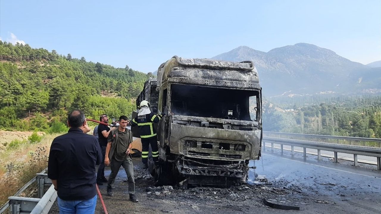 Burdur'da Buğday Yüklü Tır Yangını