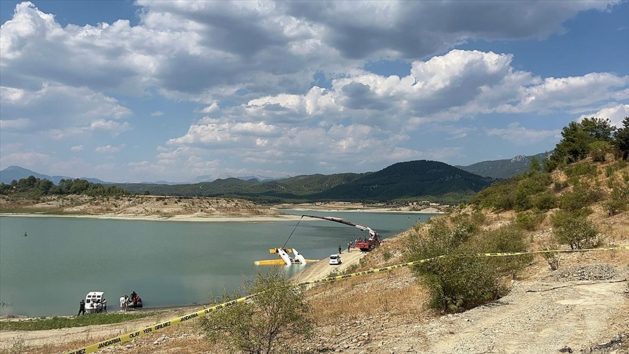 Burdur'da Kaza Kırıma Uğrayan Uçak Göl Kıyısına Sabitlendi