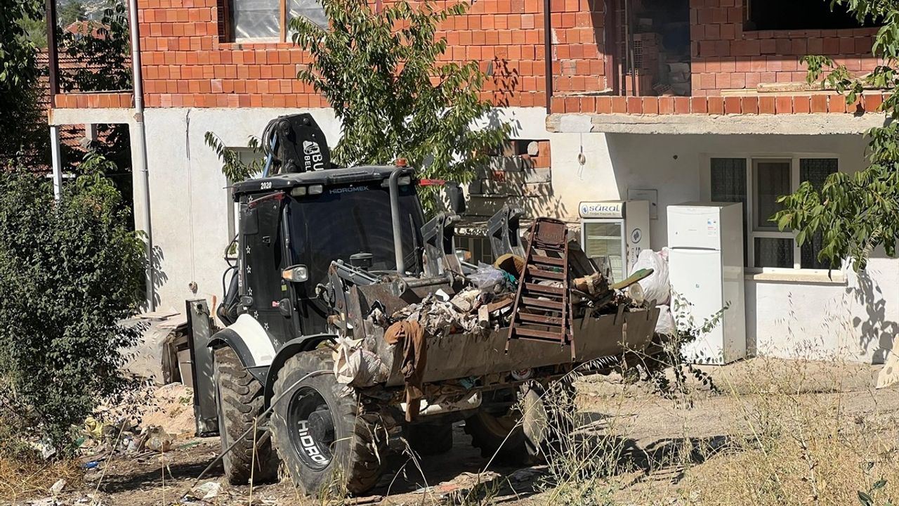 Burdur'da Kötü Kokuya Yol Açan Evden 20 Kamyon Çöp Çıktı