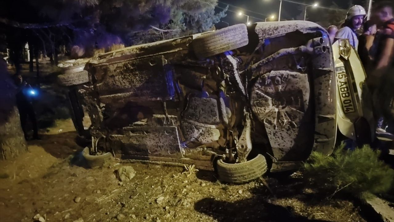 Burdur'da Otomobil Devrildi, Dört Kişi Yaralandı
