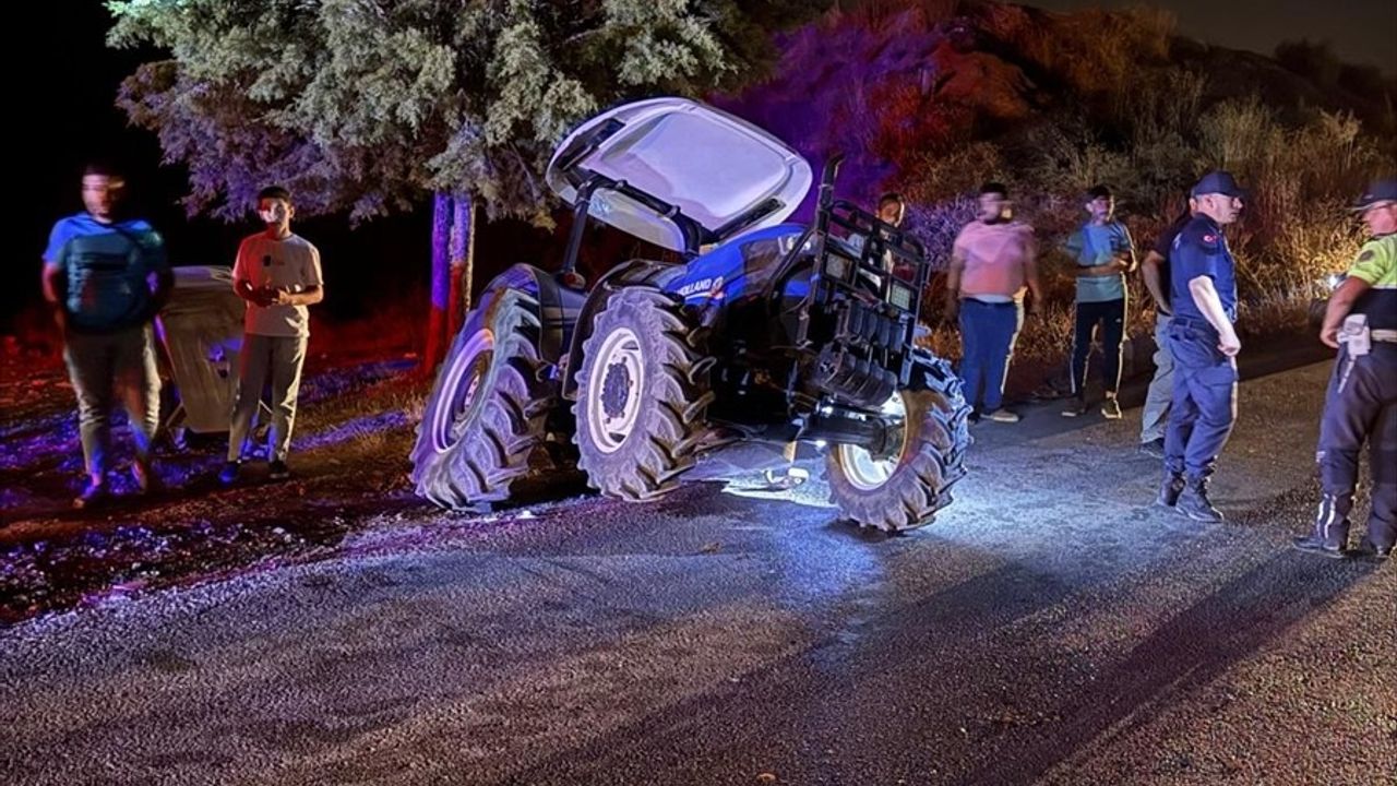 Burdur'da Otomobil ve Traktör Çarpıştı: 6 Yaralı