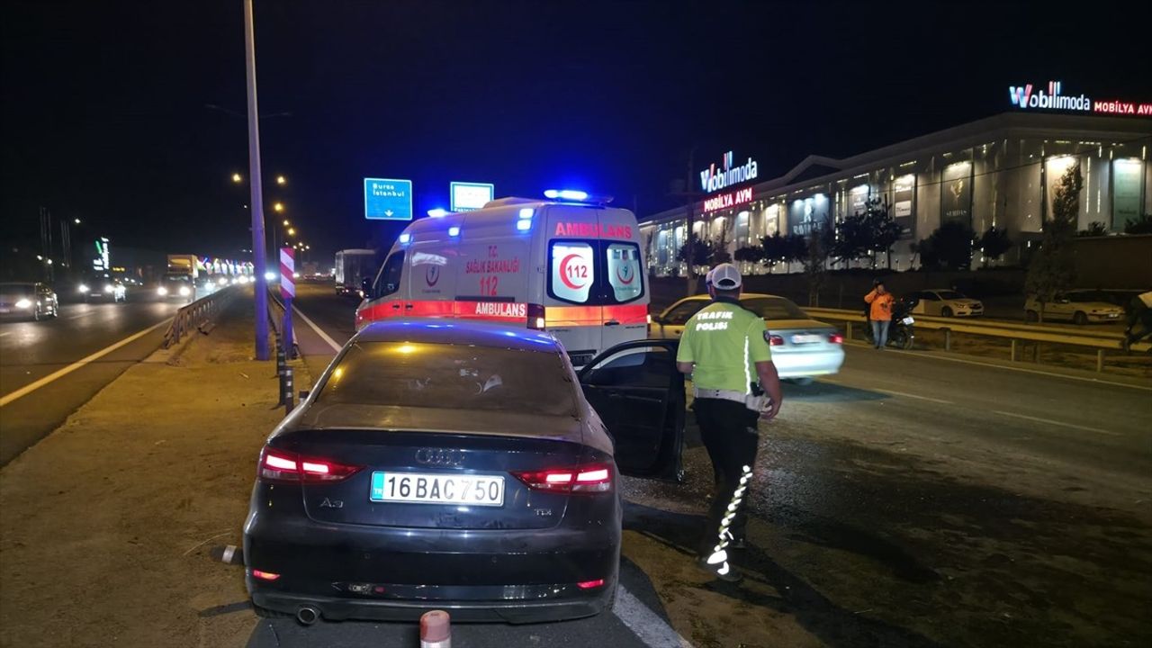 Bursa'da Bariyere Çarpan Otomobil Kazası