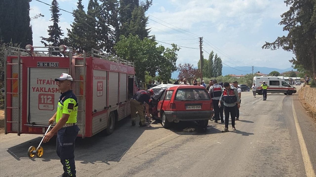 Bursa'da Facia: İki Otomobil Çarpıştı, 1 Ölü, 7 Yaralı