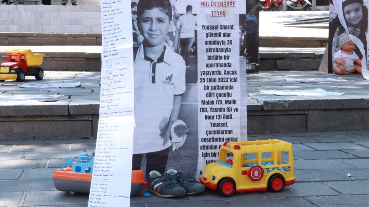 Bursa'da İmam Hatip Öğrencilerinin Gazze İçin Sessiz Tiyatro Gösterisi