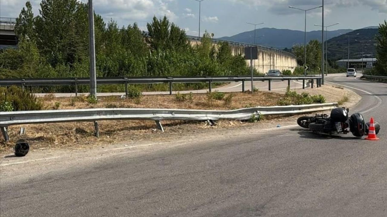 Bursa'da Motosiklet Kazası: Bir Kişi Hayatını Kaybetti, Diğeri Ağır Yaralı