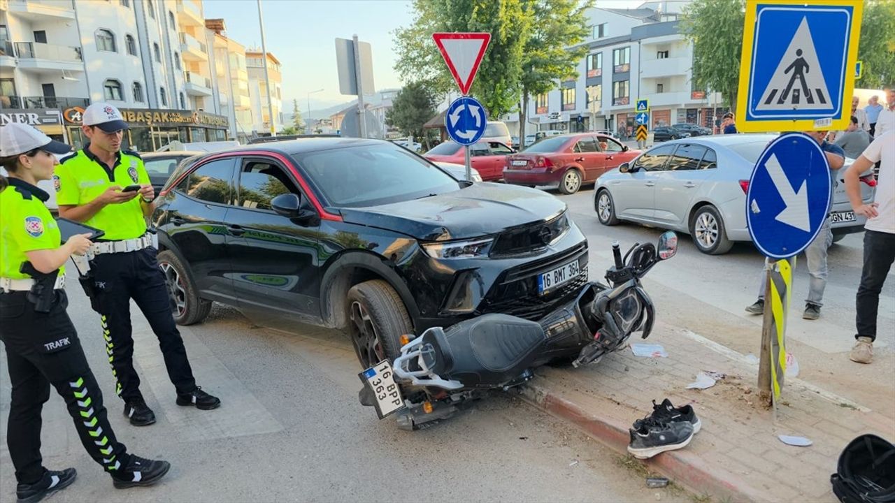 Bursa'da Motosiklet ve Cip Çarpıştı: 2 Yaralı