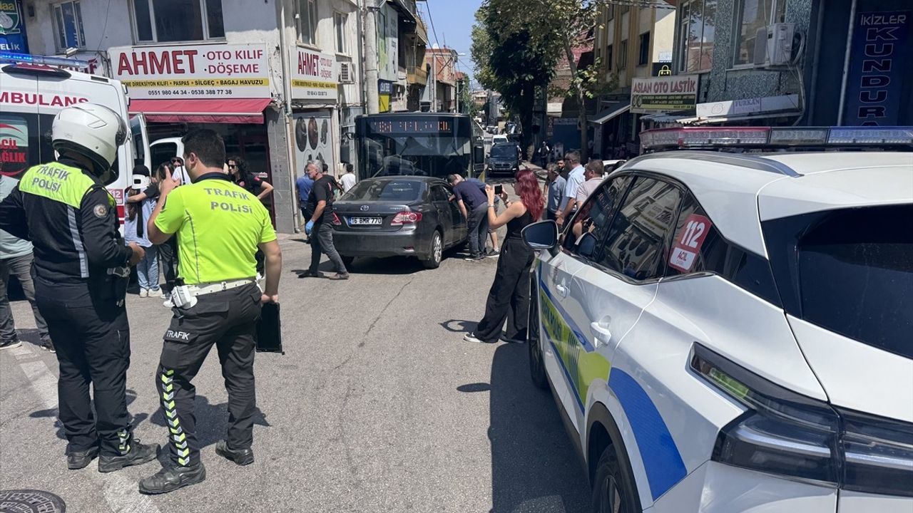 Bursa'da Otobüs ve Otomobil Çarpıştı: 6 Yaralı