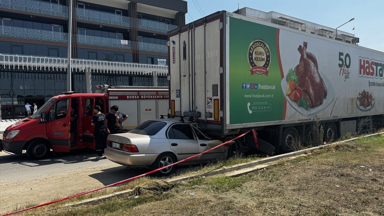 Bursa'da Park Halindeki Tıra Arkadan Çarpan Sürücü Hayatını Kaybetti