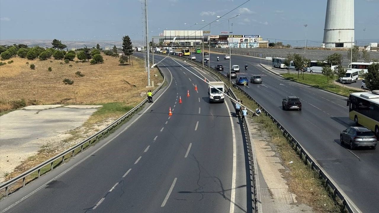 Büyükçekmece'de Fırtına Aydınlatma Direğini Devirdi