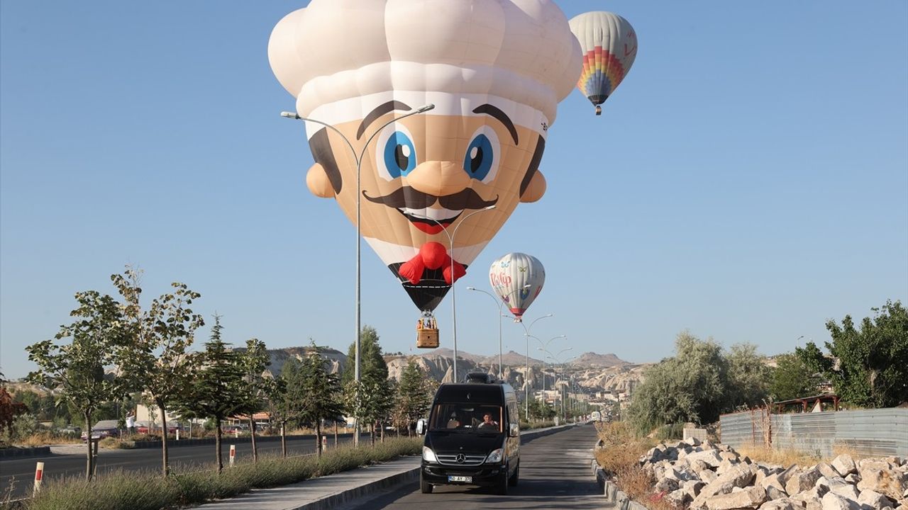 Büyülü Kapadokya'da Figürlü Sıcak Hava Balonları Gösteri Uçuşu