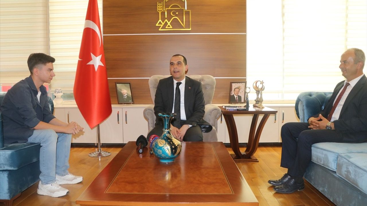 Çankırı'da Türk Bayraklarını Düzelten Gence Vali'den Ödül